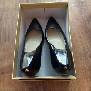 1 pair black women’s size 9 heels